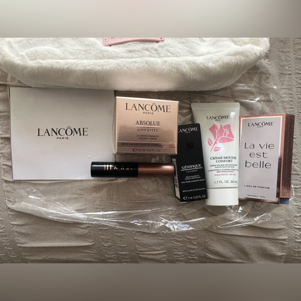 Lancôme White Plush Cosmetic Bag with Pink Logo Patch - Picture 6 of 6